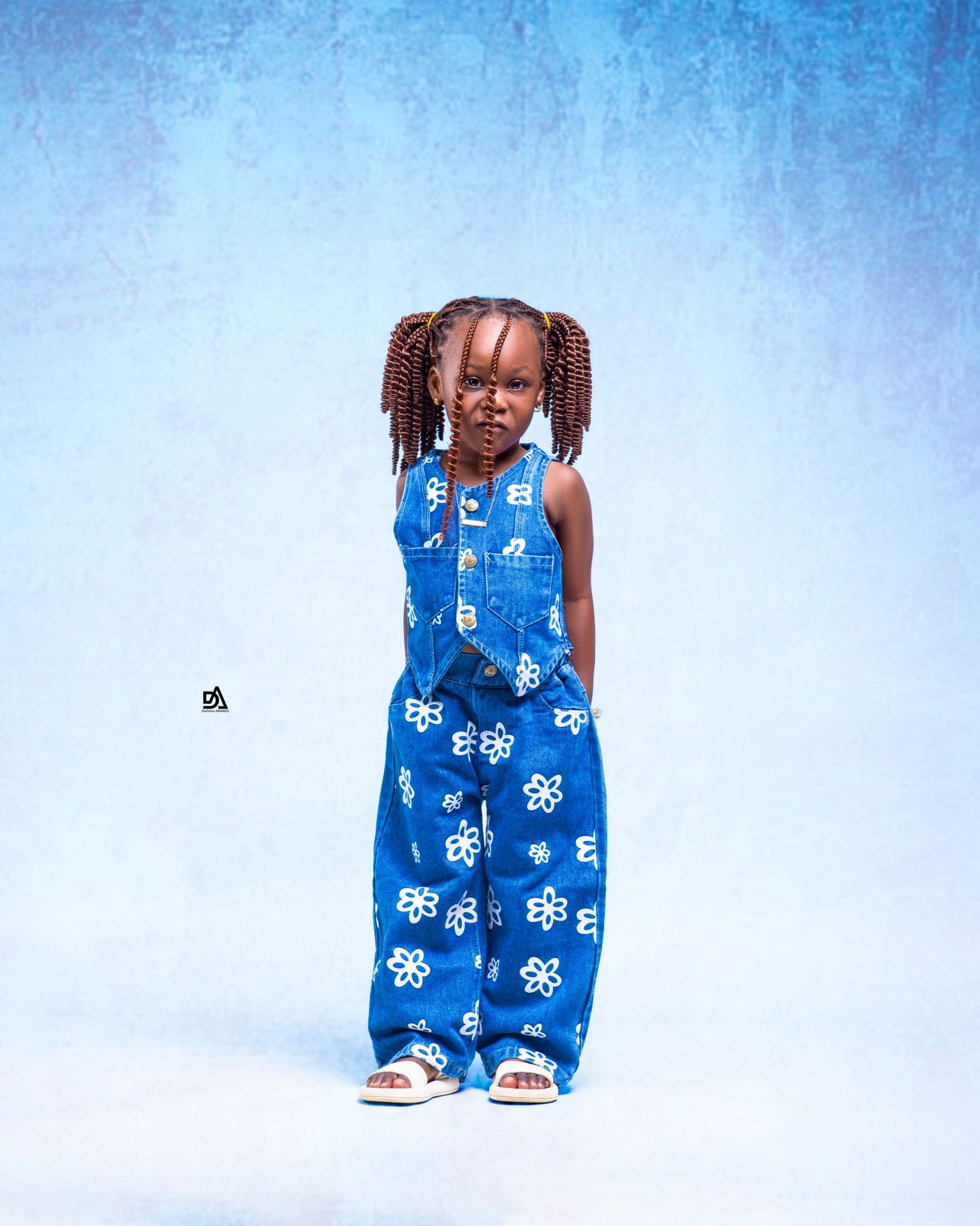 Portrait d'enfant en studio, fond bleu – Duch Photographie