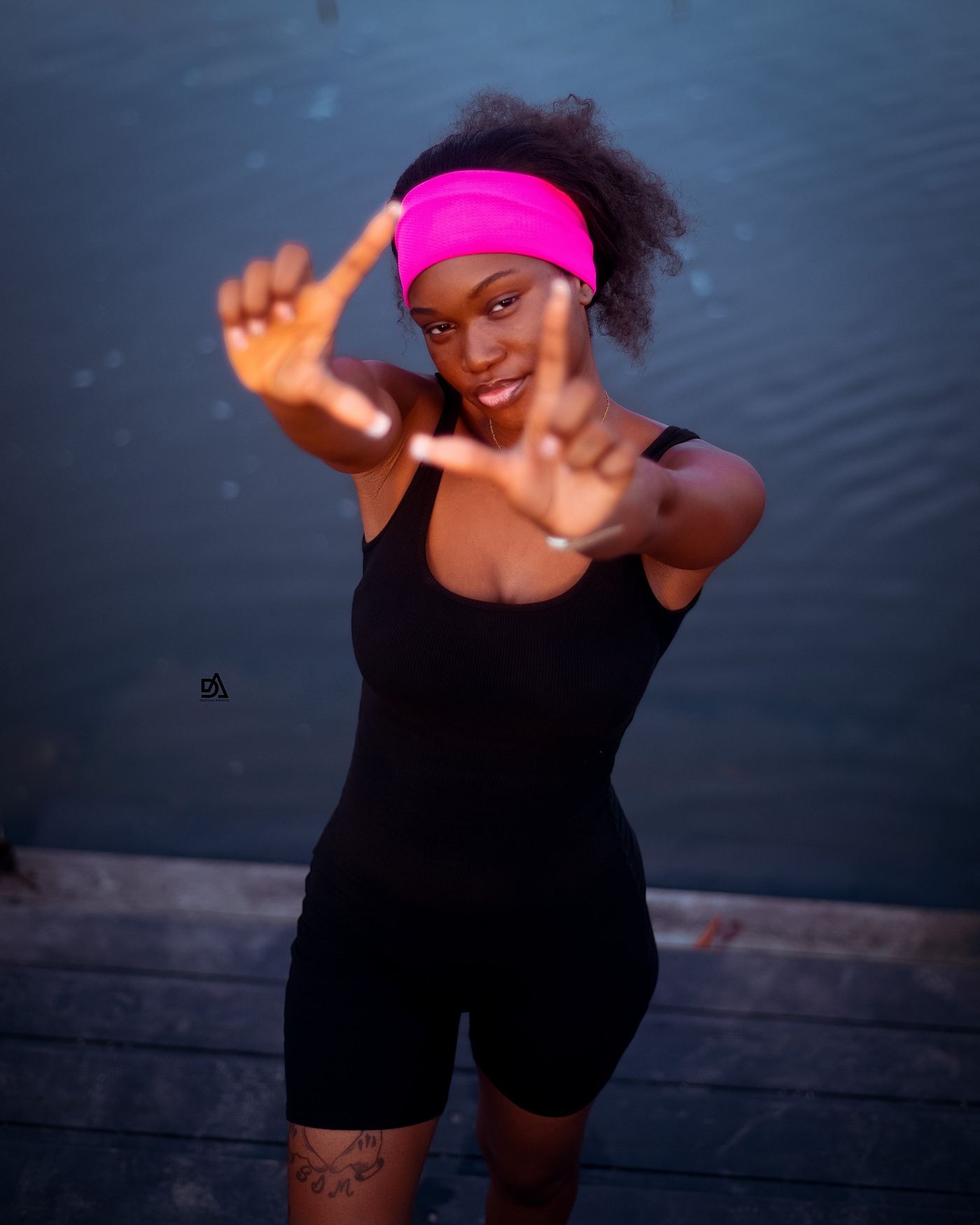 Portrait en extérieur au bord de l'eau, bandeau rose – Duch Photographie