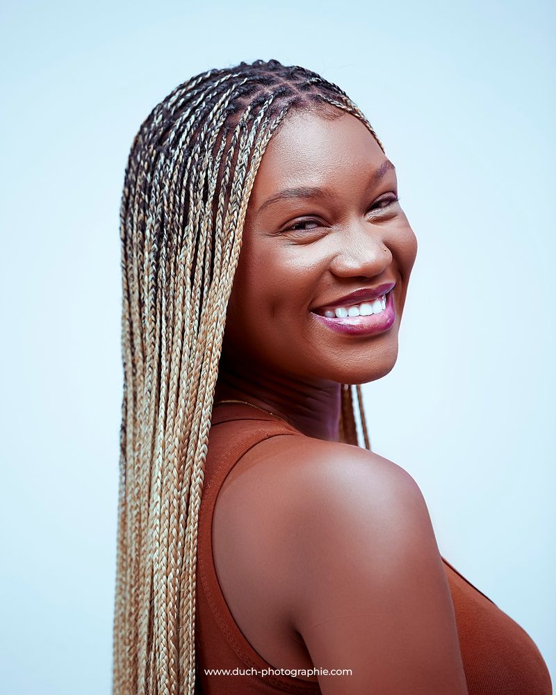 Portrait studio, sourire de profil – Duch Photographie, Cotonou