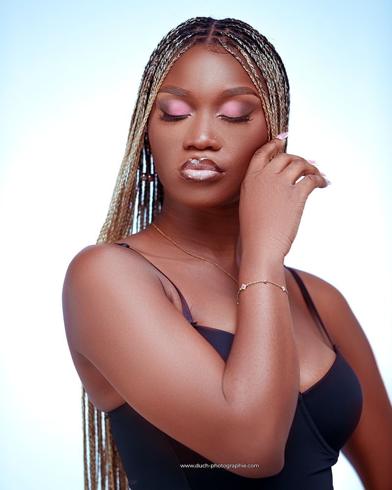 Portrait beauté yeux fermés, maquillage rose – Duch Photographie