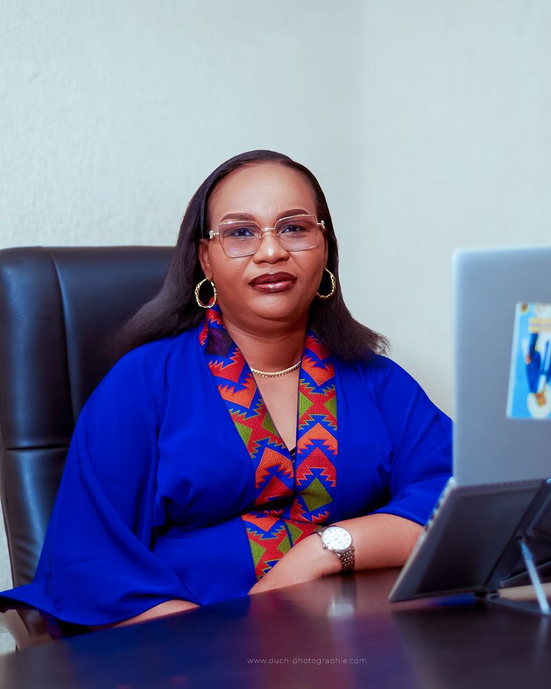 Portrait de dirigeante au bureau – photo corporate Cotonou